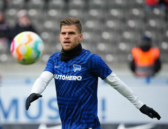 Herthas Florian Niederlechner wurde von Kevin-Prince Boateng in Schutz genommen. Herthas Florian Niederlechner wurde von Kevin-Prince Boateng in Schutz genommen.