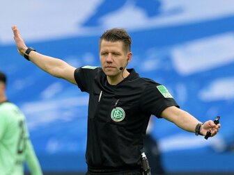 Zweitliga-Derby: Schiri Ittrich muss Spiel unterbrechen Zweitliga-Derby: Schiri Ittrich muss Spiel unterbrechen