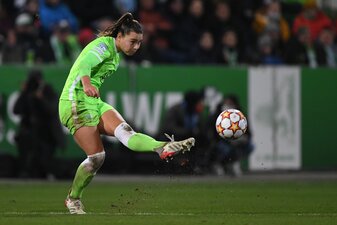 Wolfsburgs Lena Oberdorf fällt wegen einer Verstauchung des rechten Kniegelenks für das Champions-League-Spiel bei Paris Saint-Germain aus. Wolfsburgs Lena Oberdorf fällt wegen einer Verstauchung des rechten Kniegelenks für das Champions-League-Spiel bei Paris Saint-Germain aus.