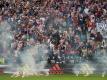 Kroatische Fans warfen Feuerwerkskörper aufs Spielfeld (Quelle: SID-IMAGES)
<br>© 2016 SID