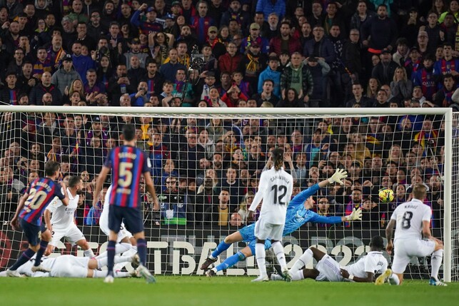 Sergi Roberto (l) sorgte für Barcelonas Ausgleich gegen Real.