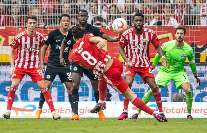 Unions Rani Khedira schießt den Ball auf das Tor.