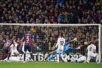Der FC Barcelona besiegte Real Madrid mit 2:1. Der FC Barcelona besiegte Real Madrid mit 2:1.