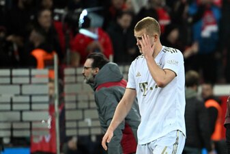 Bayern-Verteidiger Matthijs de Ligt verlässt nach der Niederlage in Leverkusen enttäuscht den Platz.
