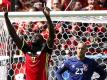 Romelu Lukaku (l) feiert seinen Treffer zum 3:0 für Belgien. Irlands Keeper Darren Randolph zeigt sich hinter ihm perplex. Foto: Rungroj Yongrit
