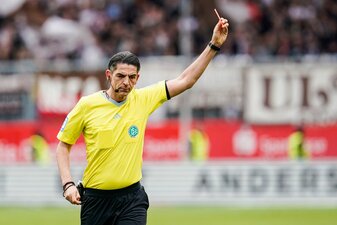 Schiedsrichter Deniz Aytekin ist von der Pauschalkritik genervt. Schiedsrichter Deniz Aytekin ist von der Pauschalkritik genervt.