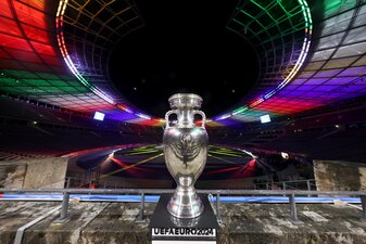 Objekt der Begierde: Der EM-Pokal wird 2024 in Berlin vergeben. Objekt der Begierde: Der EM-Pokal wird 2024 in Berlin vergeben.