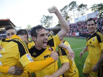 Die Spieler von CA Osasuna feiern den Aufstieg. Foto: Robin Townsend
<br>dpa-infocom GmbH Die Spieler von CA Osasuna feiern den Aufstieg. Foto: Robin Townsend
<br>dpa-infocom GmbH