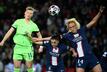 Alexandra Popp (l) und die Wolfsburgerinnen siegten mit 1:0 bei Paris Saint-Germain.