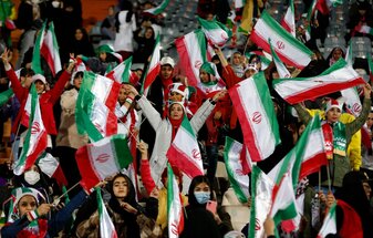 Zuschauerinnen schwenken im Stadion in Teheran Iran-Flaggen. Zuschauerinnen schwenken im Stadion in Teheran Iran-Flaggen.