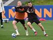 Marius Wolf (l) und Mergim Berisha beim Training der Nationalmannschaft.