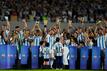 Die argentinische Nationalspieler mit Kopien der Weltmeister-Trophäe während einer Feier für die einheimischen Fans.