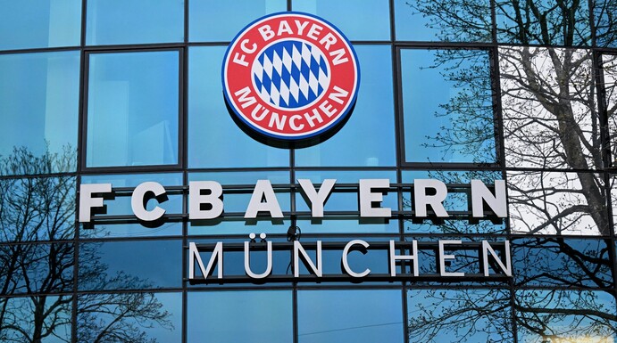 Das Logo vom FC Bayern München ist am Vereinsgelände an der Säbener Straße zu sehen.