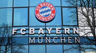 Das Logo vom FC Bayern München ist am Vereinsgelände an der Säbener Straße zu sehen. Das Logo vom FC Bayern München ist am Vereinsgelände an der Säbener Straße zu sehen.