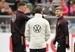 Timo Werner (r), Nico Schlotterbeck (l) und Bundestrainer Hansi Flick sprechen während einer Trainigseinheit miteinander.