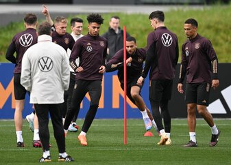 Bundestrainer Hansi Flick (l) beobachtet beim Training der Nationalmannschaft einen Übungsablauf. Bundestrainer Hansi Flick (l) beobachtet beim Training der Nationalmannschaft einen Übungsablauf.