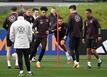 Bundestrainer Hansi Flick (l) beobachtet beim Training der Nationalmannschaft einen Übungsablauf.