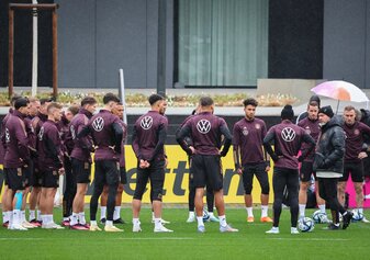 Bundestrainer Hansi Flick (2.v.r) spricht zu den Spielern beim Training der Nationalmannschaft. Bundestrainer Hansi Flick (2.v.r) spricht zu den Spielern beim Training der Nationalmannschaft.
