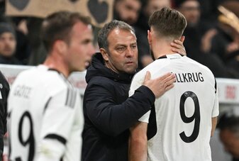 Bundestrainer Hansi Flick (M) bedankt sich beim Torschützen Niclas Füllkrug. Bundestrainer Hansi Flick (M) bedankt sich beim Torschützen Niclas Füllkrug.