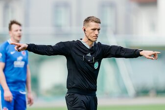 Der Freiburger Nils Petersen versuchte sich als Schiedsrichter. Der Freiburger Nils Petersen versuchte sich als Schiedsrichter.