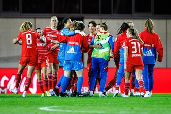 Die Fußballerinnen des FC Bayern München feierten den Sieg gegen den VfL Wolfsburg. Die Fußballerinnen des FC Bayern München feierten den Sieg gegen den VfL Wolfsburg.