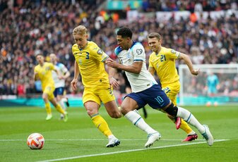 Der Engländer Jude Bellingham (M.) zeigte gegen die Ukraine eine starke Leistung. Der Engländer Jude Bellingham (M.) zeigte gegen die Ukraine eine starke Leistung.
