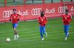 Thomas Müller, Bouna Sarr und Leroy Sané (l-r) beim Training.