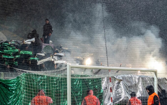 Wolfsburger Fans zündeten während der Pokalpartie bei Union Berlin Pyrotechnik.