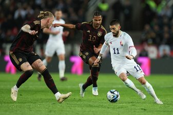 Belgiens Yannick Carrasco (r.) in Aktion gegen Deutschlands Marius Wolf kurz vor dem Führungstreffer. Belgiens Yannick Carrasco (r.) in Aktion gegen Deutschlands Marius Wolf kurz vor dem Führungstreffer.