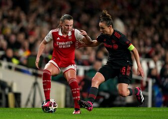 Bayern Münchens Lina Magull (r) im Zweikampf mit Arsenals Noelle Maritz.
