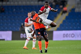 Wechselt zu Eintracht Frankfurt: William Pacho (r). Wechselt zu Eintracht Frankfurt: William Pacho (r).