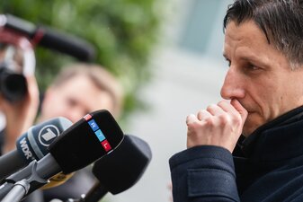 Christian Keller, Geschäftsführer des 1. FC Köln, gibt Journalisten ein Statement zu der Transfersperre. Christian Keller, Geschäftsführer des 1. FC Köln, gibt Journalisten ein Statement zu der Transfersperre.