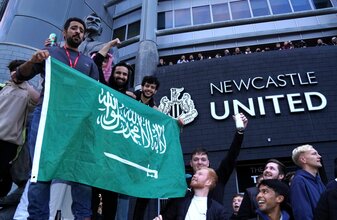 Die Premier League stand in der Kritik, weil sie dem saudi-arabischen Investment-Fonds PIF erlaubt hatte, Newcastle United zu übernehmen. Die Premier League stand in der Kritik, weil sie dem saudi-arabischen Investment-Fonds PIF erlaubt hatte, Newcastle United zu übernehmen.