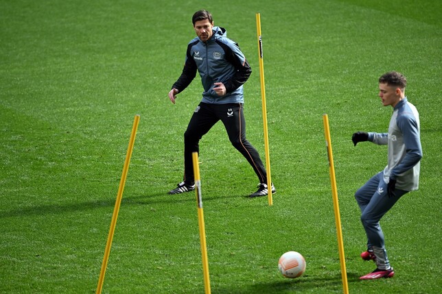 Leverkusens Trainer Xabi Alonso (l) und Florian Wirtz in einer Übungsform im Mannschaftstraining.