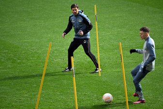 Leverkusens Trainer Xabi Alonso (l) und Florian Wirtz in einer Übungsform im Mannschaftstraining. Leverkusens Trainer Xabi Alonso (l) und Florian Wirtz in einer Übungsform im Mannschaftstraining.