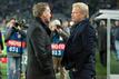 Oliver Kahn (r) unterhält sich mit Dortmunds Geschäftsführer Hans-Joachim Watzke.