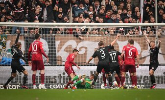 Oladapo Afolayan (4.v.r) brachte St. Pauli gegen Regensburg auf die Siegerstraße. Oladapo Afolayan (4.v.r) brachte St. Pauli gegen Regensburg auf die Siegerstraße.