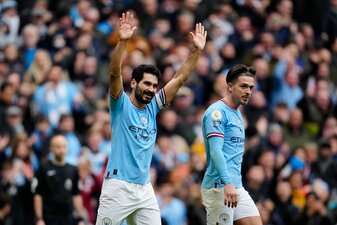 Ilkay Gündogan (l) freut sich über den Sieg von Manchester City. Ilkay Gündogan (l) freut sich über den Sieg von Manchester City.