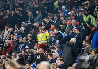 Während der Partie des FC Schalke 04 gegen Bayer Leverkusen gab es einen medizinischen Notfall. Während der Partie des FC Schalke 04 gegen Bayer Leverkusen gab es einen medizinischen Notfall.