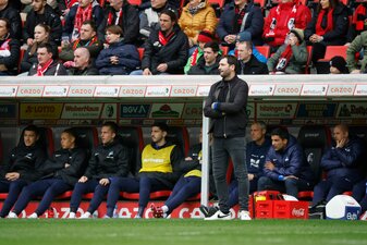Herthas Cheftrainer Sandro Schwarz kam mit seinem Team nicht über ein 1:1 gegen den SC Freiburg hinaus. Herthas Cheftrainer Sandro Schwarz kam mit seinem Team nicht über ein 1:1 gegen den SC Freiburg hinaus.