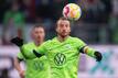 Wolfsburgs Maximilian Arnold spielt den Ball.