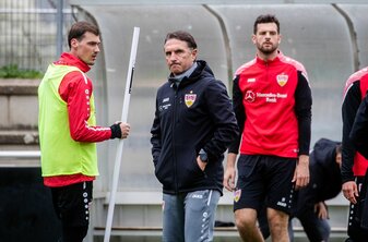 Leitete einen Tag nach dem 0:3 bei Union Berlin das VfB-Training: Bruno Labbadia (M). Leitete einen Tag nach dem 0:3 bei Union Berlin das VfB-Training: Bruno Labbadia (M).