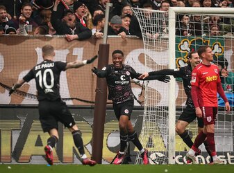 Oladapo Afolayan (2.v.l) war St. Paulis Matchwinner beim Heimsieg gegen Regensburg. Oladapo Afolayan (2.v.l) war St. Paulis Matchwinner beim Heimsieg gegen Regensburg.