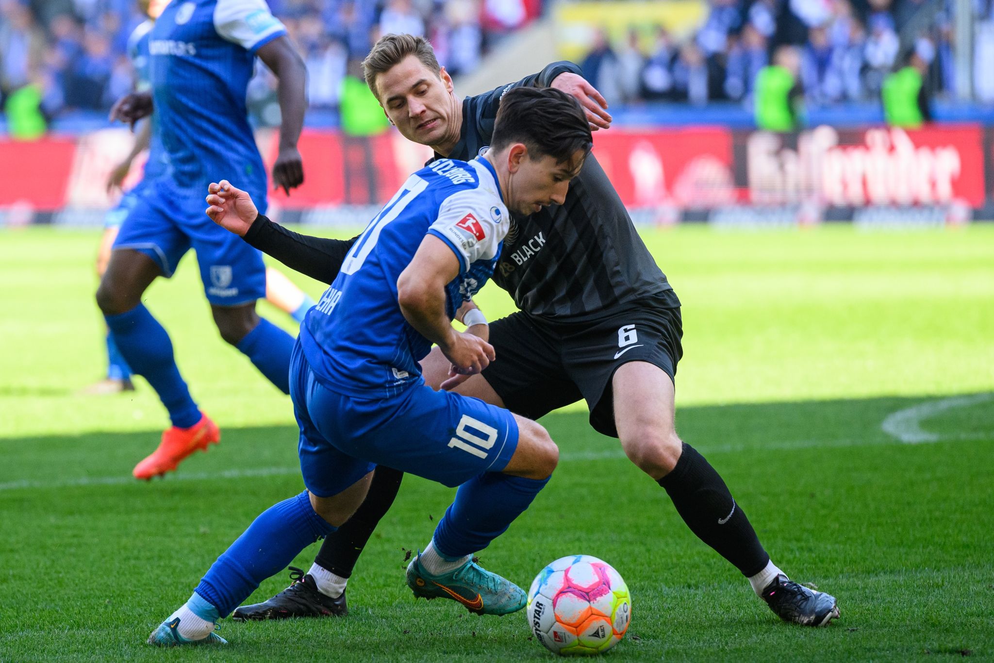 Magdeburgs Jason Ceka (vorne) dribbelt Rostocks Dennis Dressel aus.