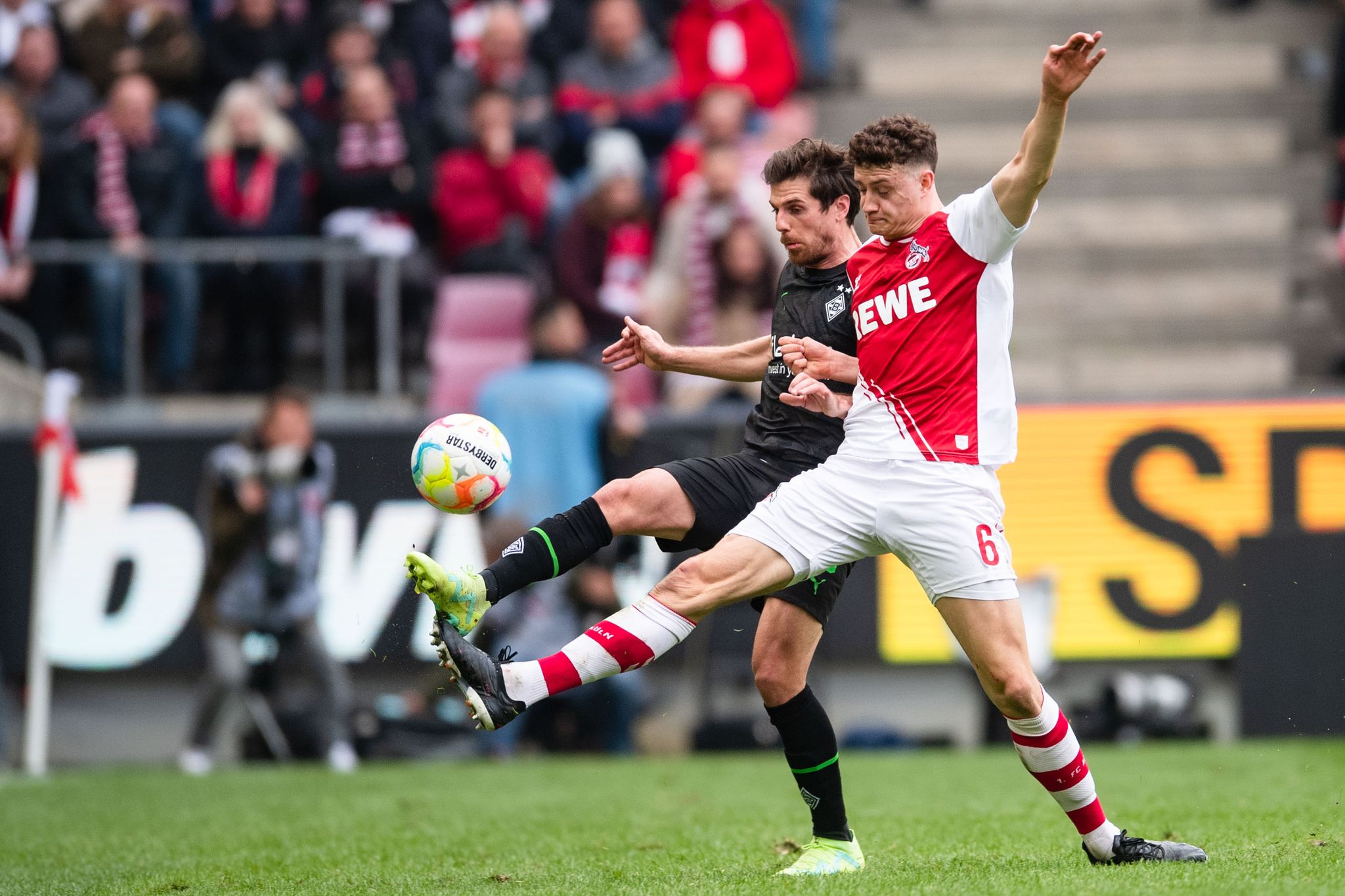 Kölns Eric Martel (r) im Zweikampf mit dem Gladbacher Jonas Hofmann.