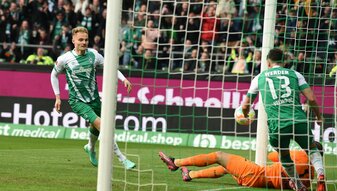 Werders Amos Pieper (l) trifft zum 1:2. Werders Amos Pieper (l) trifft zum 1:2.