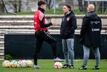 Ist einem Bericht zufolge nicht mehr Trainer des VfB Stuttgart: Bruno Labbadia (M).