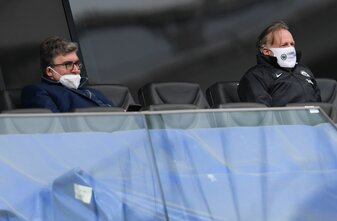 Auf Abstand: Eintracht-Finanzvorstand Axel Hellmann (l) und Aufsichtsrats-Boss Philip Holzer. Auf Abstand: Eintracht-Finanzvorstand Axel Hellmann (l) und Aufsichtsrats-Boss Philip Holzer.