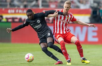 Frankfurts Randal Kolo Muani (l) kämpft gegen Union Berlins Timo Baumgartl um den Ball. Frankfurts Randal Kolo Muani (l) kämpft gegen Union Berlins Timo Baumgartl um den Ball.