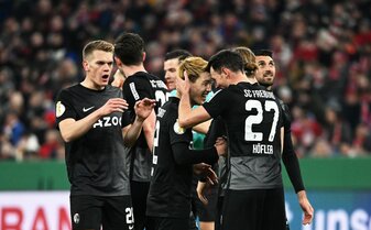 Der SC Freiburg steht nach einem Last-Minute-Sieg beim FC Bayern im Pokal-Halbfinale. Der SC Freiburg steht nach einem Last-Minute-Sieg beim FC Bayern im Pokal-Halbfinale.